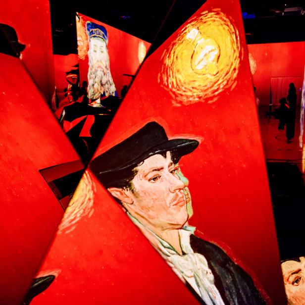 Eine immersive Ausstellung mit Porträts von Vincent van Gogh und anderen Gemälden.