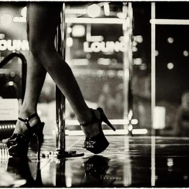 Beine einer Frau mit High Heels an einer Stange im „Maxim Wien“.