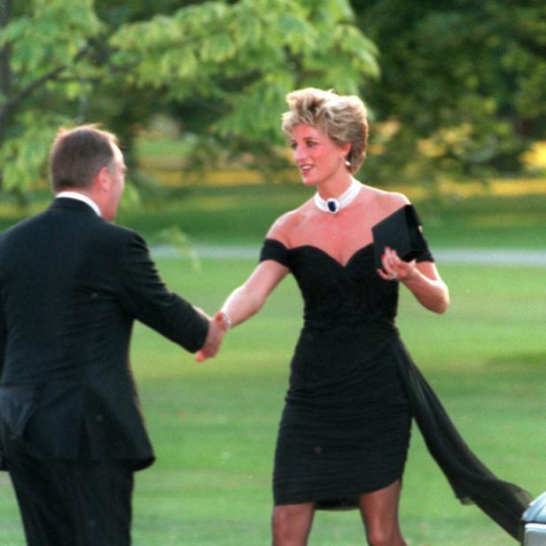 Prinzessin Diana schüttelt einem Mann die Hand.