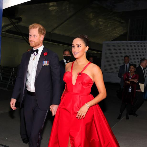 Prinz Harry und Meghan Markle auf einem roten Teppich.