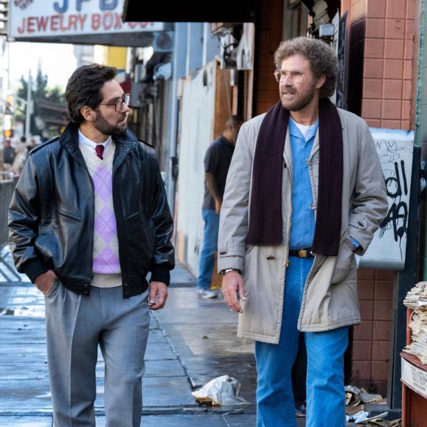 Paul Rudd und Will Ferrell stehen auf einem Bürgersteig in ihrer Rolle als Dr. Ike Herschkopf und Martin Markowitz.