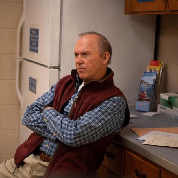 Michael Keaton sitzt mit verschränkten Armen in einem Arztbüro.