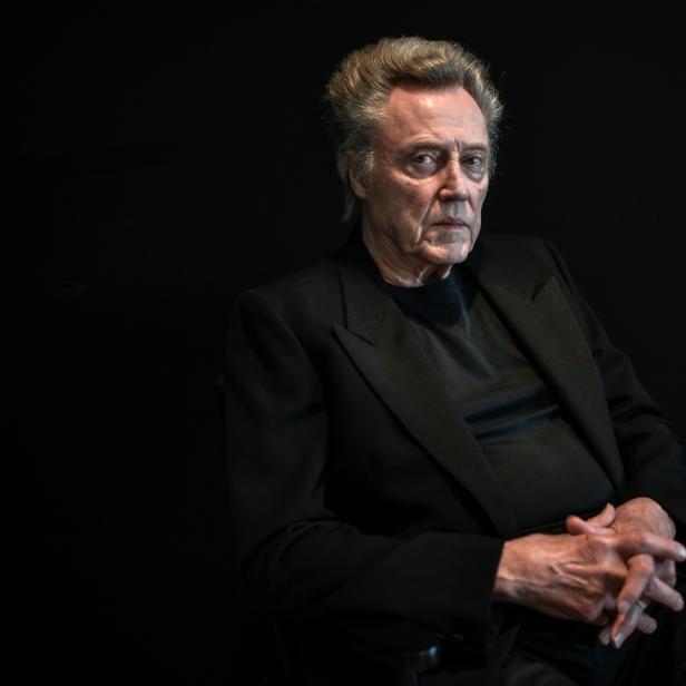 Porträt von Christopher Walken vor einem dunklen Hintergrund.