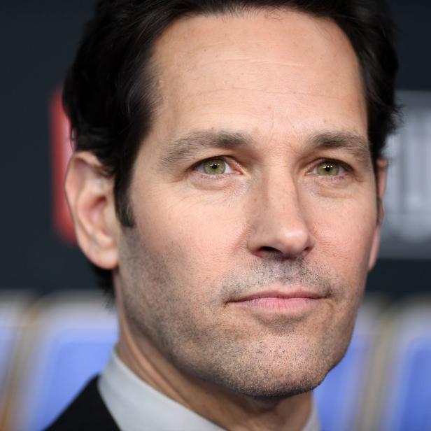 Porträt von Paul Rudd auf einem roten Teppich.
