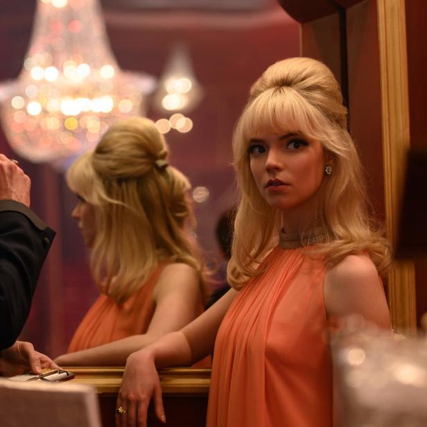 Anya Taylor-Joy und Matt Smith in einer Szene, möglicherweise aus einem Film im Stil der 1960er Jahre.