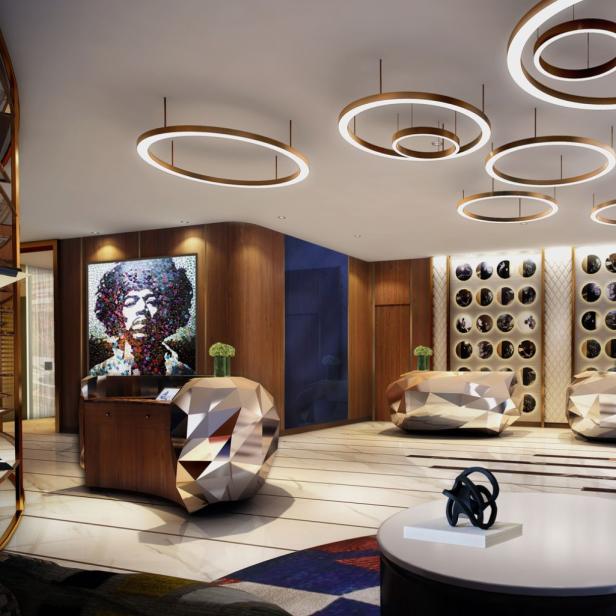 Die Lobby eines Hotels mit runden Lampen und einem Porträt von Jimi Hendrix.
