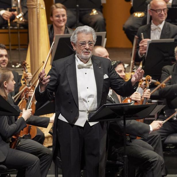 Plácido Domingo dirigiert ein Orchester.