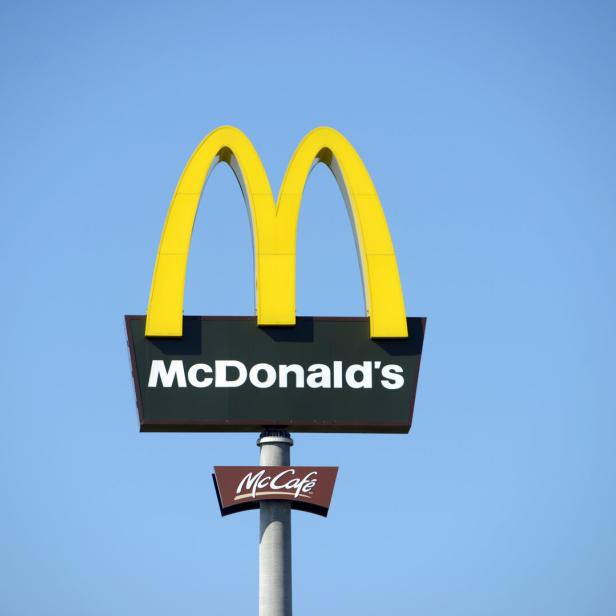 Ein McDonald's-Schild mit den goldenen Bögen vor blauem Himmel.