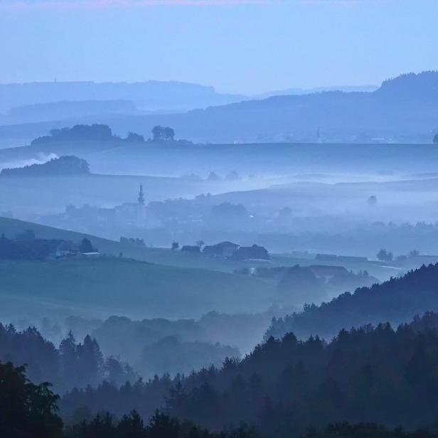 Morgendlicher Nebel über Waldzell im Innviertel.