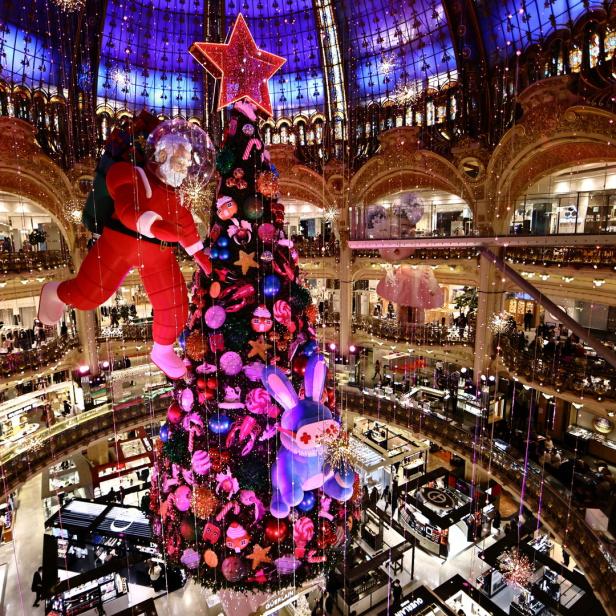 Ein geschmückter Weihnachtsbaum im Kaufhaus Galeries Lafayette in Paris.