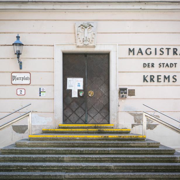 Eingang des Magistrats der Stadt Krems mit Treppe, Geländern und beschrifteter Tür am Pfarrplatz 2.