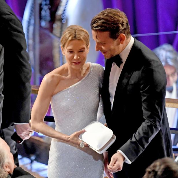 Renée Zellweger und Bradley Cooper bei einer Preisverleihung.