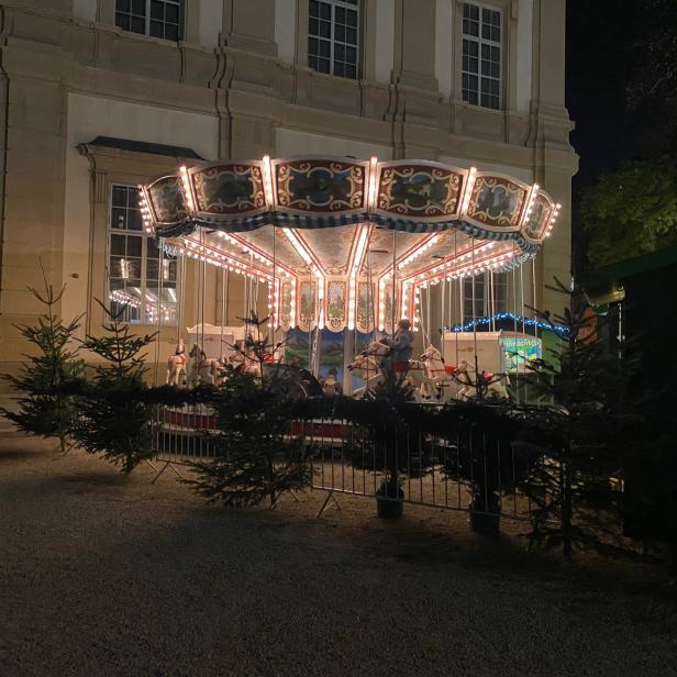 Ein beleuchtetes Ringelspiel vor dem Palais Liechtenstein.