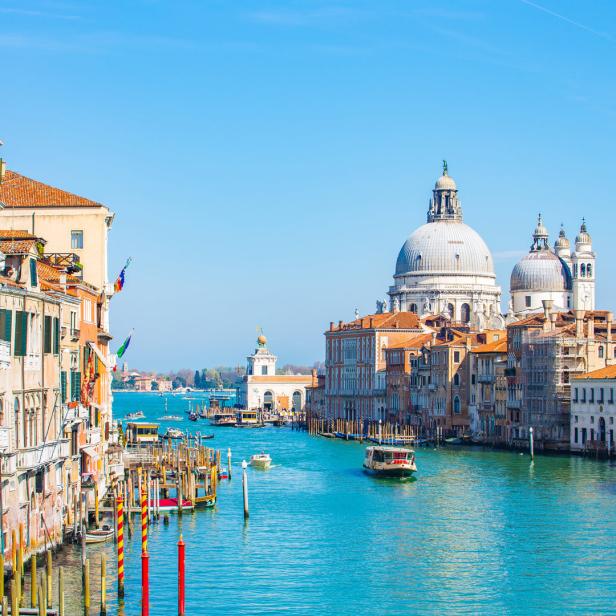 Blick auf den Canal Grande in Venedig mit der Kirche Santa Maria della Salute.
