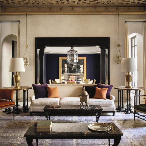 Ein Wohnzimmer im marokkanischen Stil mit einem Sofa, Sesseln und dekorativen Elementen.