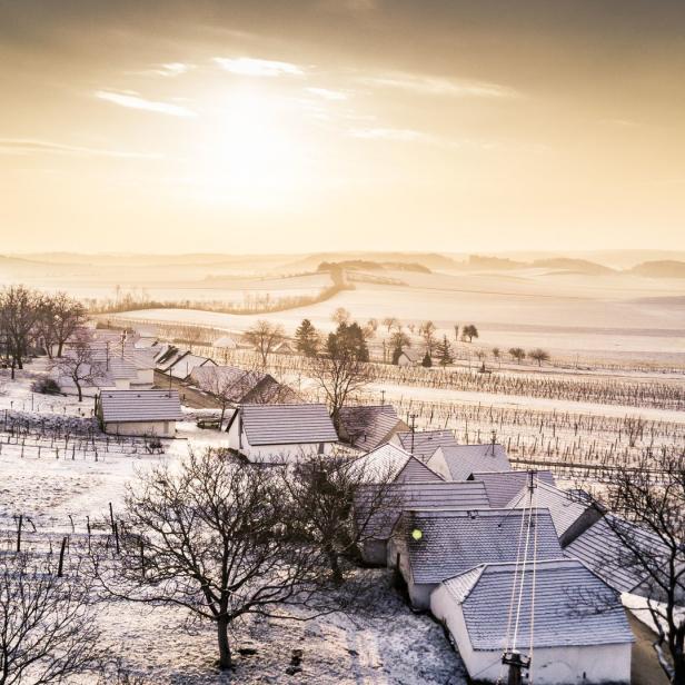 Winterliche Kellergasse im Weinviertel in Wildendürnbach.