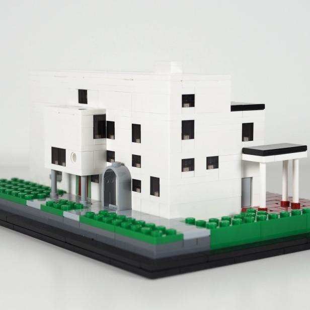 Ein Modell eines modernen Hauses aus weißen Legosteinen.