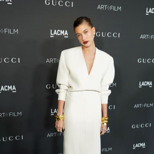 Hailey Bieber in einem langen, weißen Kleid auf einer Veranstaltung von LACMA und Gucci.
