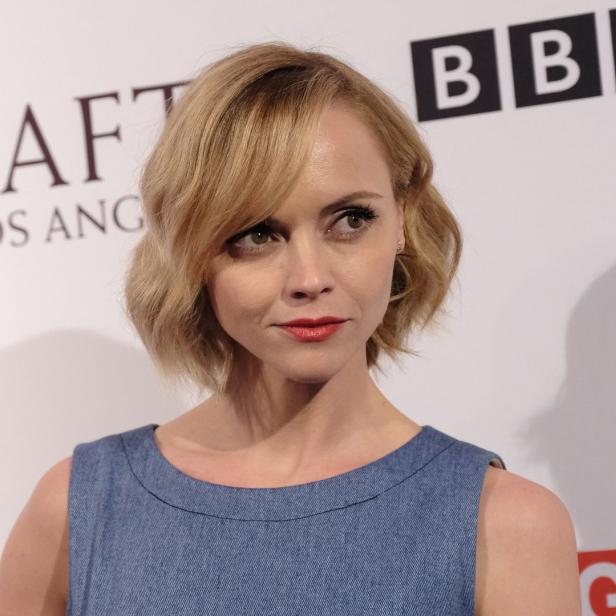 Christina Ricci posiert vor einem BAFTA- und BBC-Logo.