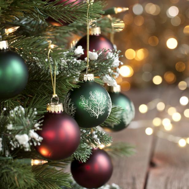 Ein Weihnachtsbaum ist mit roten und grünen Kugeln geschmückt.