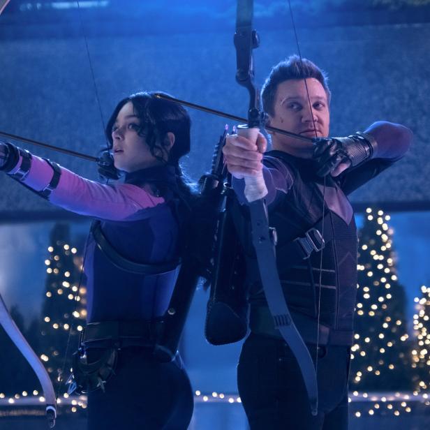 Kate Bishop und Clint Barton, beide als Hawkeye, zielen mit Pfeil und Bogen.