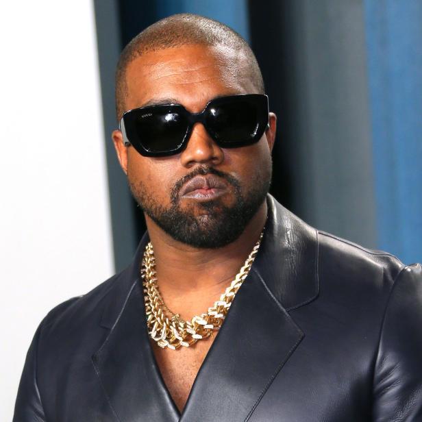 Kanye West mit Sonnenbrille und goldener Halskette.
