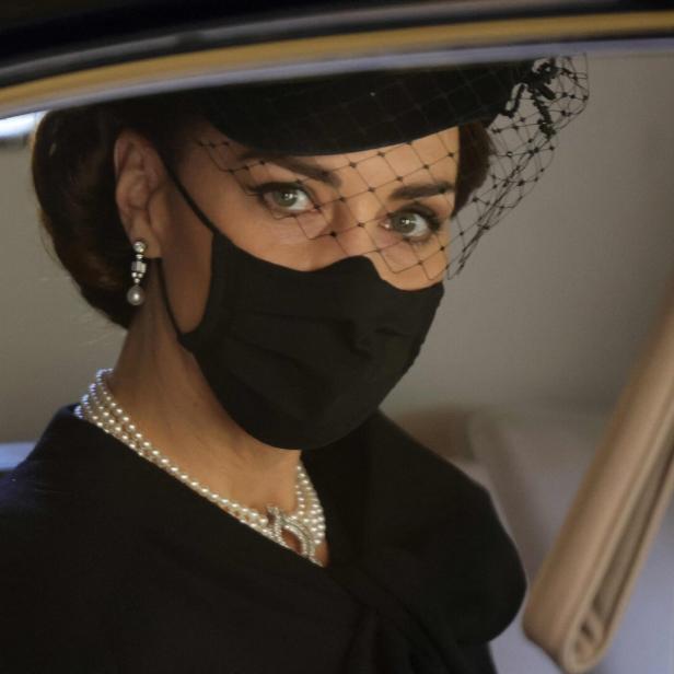 Prinzessin Kate in Schwarz mit schwarzem Mundschutz und Perlenschmuck am Tag von Prinz Philips Beerdigung