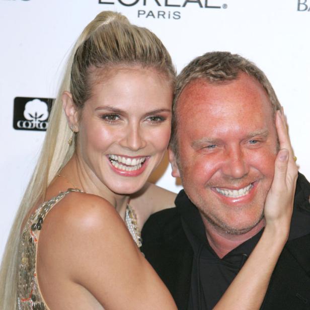 Heidi Klum und Michael Kors lächeln zusammen in die Kamera.