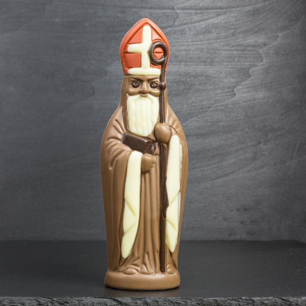 Eine Schokoladenfigur des Nikolaus mit Bischofsstab und Mitra.
