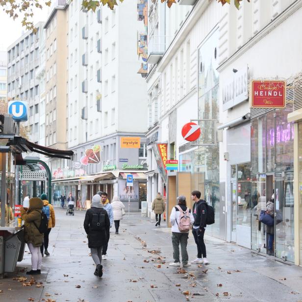 Der Schwedenplatz ist von Öffi-Haltestellen, Autoverkehr und Imbissständen geprägt. Über dessen Umbau wird seit dreizehn Jahren diskutiert. 