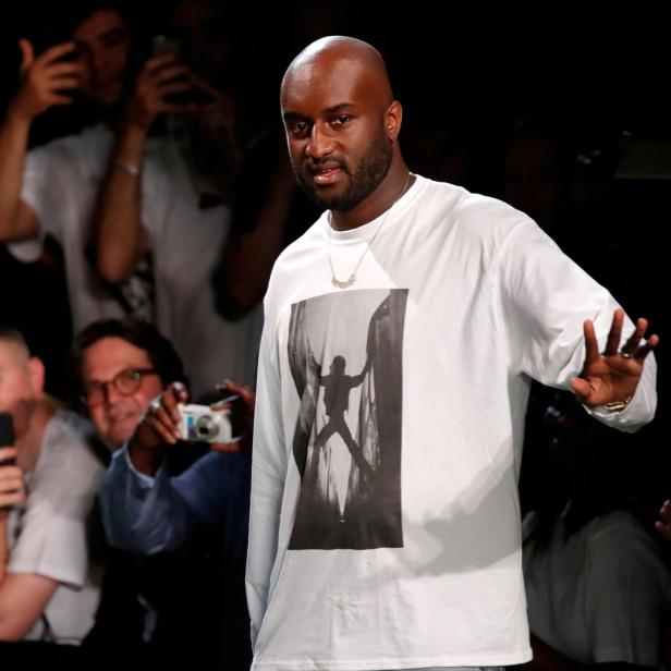 Virgil Abloh auf dem Laufsteg mit einem T-Shirt mit einem Kletterbild.