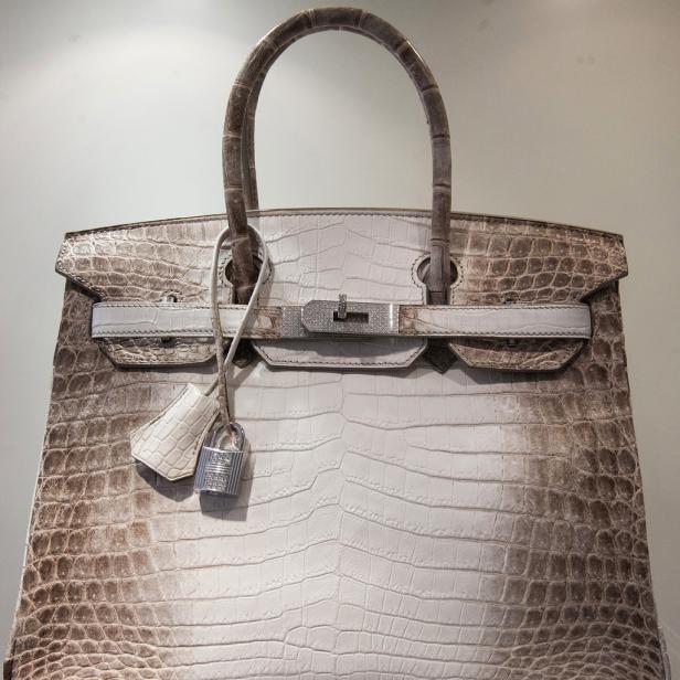 Eine weiße und braune Hermès Birkin Bag aus Krokodilleder mit silbernem Schloss.