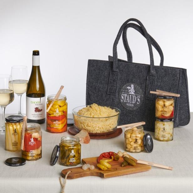 Eine Auswahl von Staud’s Wien Produkten, darunter eingelegtes Gemüse, Wein und eine Filztasche.