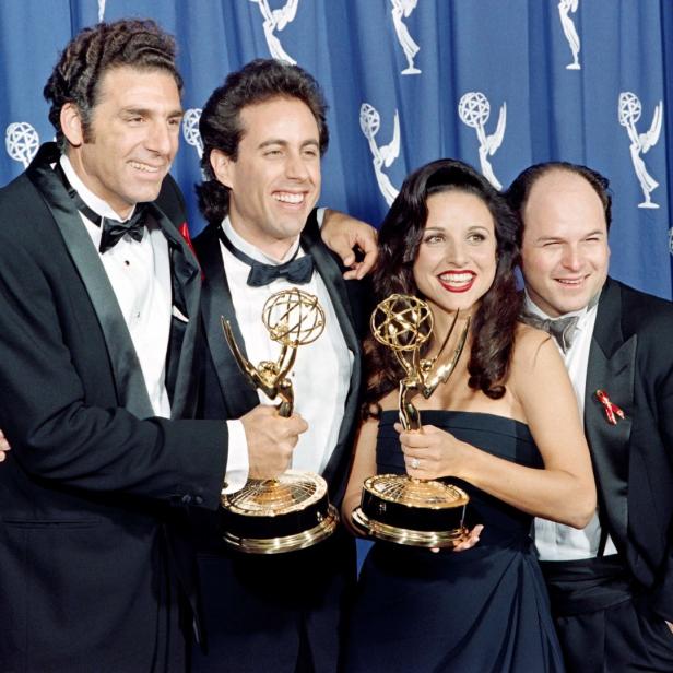 Die Besetzung von „Seinfeld“ hält ihre Emmy Awards in den Händen.