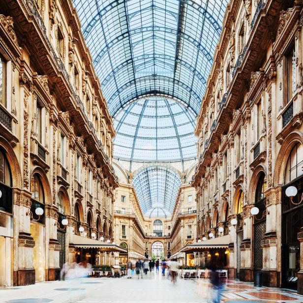 Die Galleria Vittorio Emanuele II in Mailand mit ihrer gläsernen Kuppel und den eleganten Geschäften.