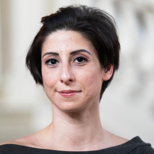 Porträt einer Frau mit dunklen, kurzen Haaren.