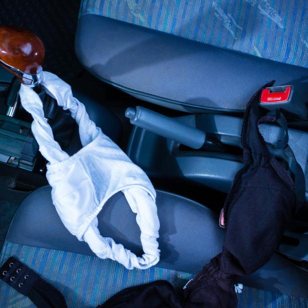 Ein Slip liegt auf dem Schalthebel, eine Hose auf dem Autositz.