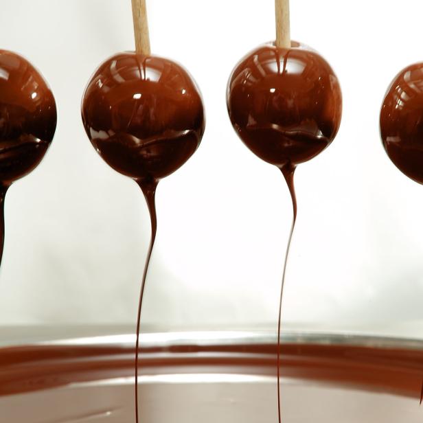 Karamellbonbons werden in flüssige Schokolade getaucht.