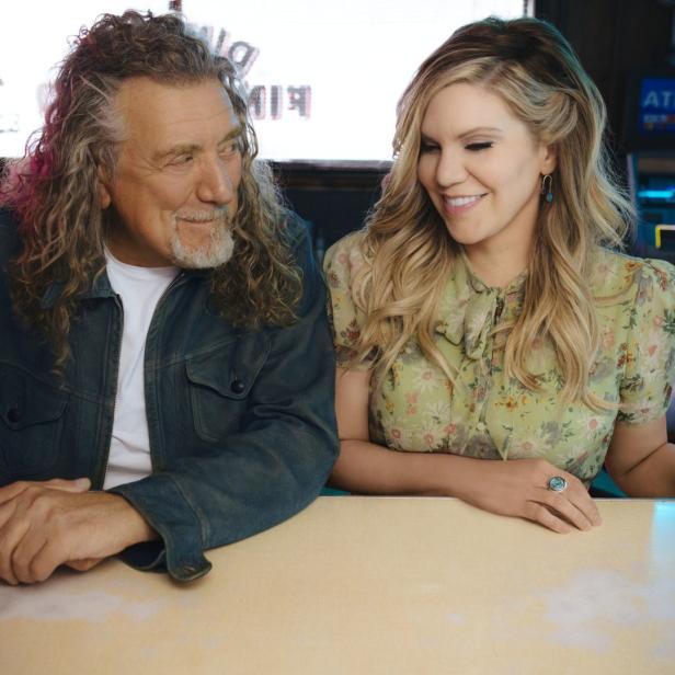 Robert Plant und Alison Krauss sitzen an einem Tisch und schauen sich an.