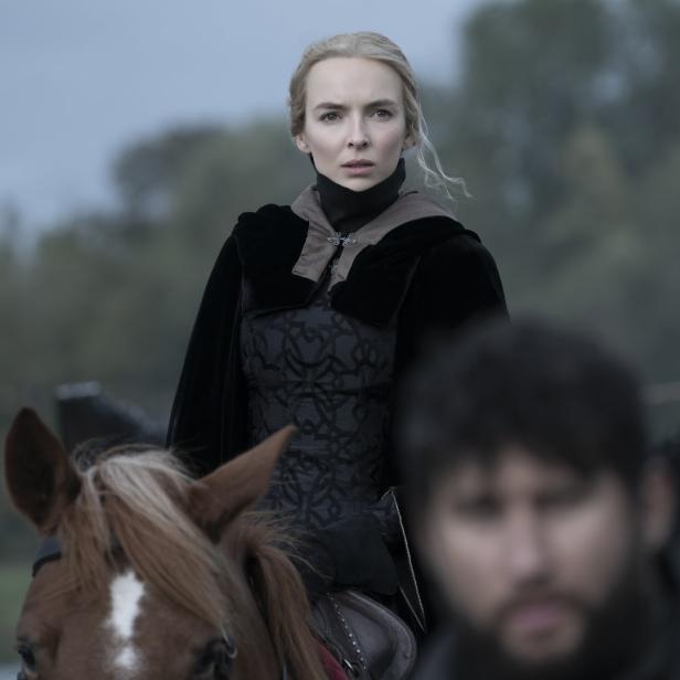 Jodie Comer reitet in „The Last Duel“ auf einem Pferd.