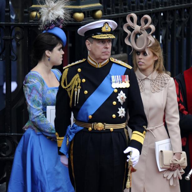 Prinz Andrew mit Prinzessin Eugenie und Prinzessin Beatrice bei einer Veranstaltung.