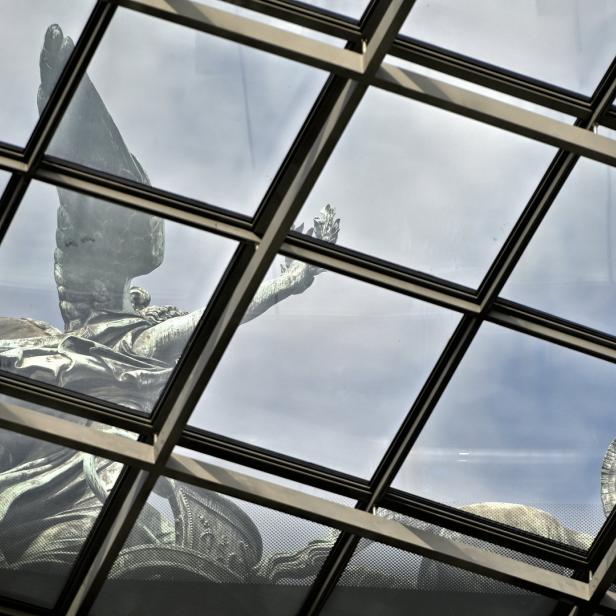 Die Quadriga auf dem Brandenburger Tor, gesehen durch eine Glasdecke.
