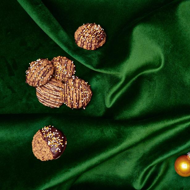 Lebkuchen und Weihnachtskugeln auf einem grünen Samttuch.