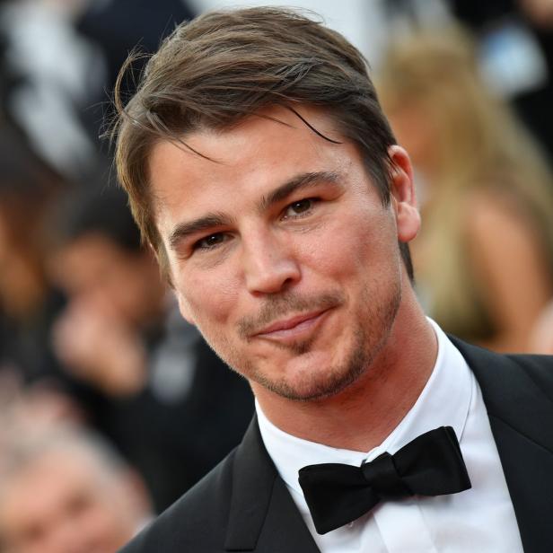 Josh Hartnett trägt einen Smoking mit Fliege.