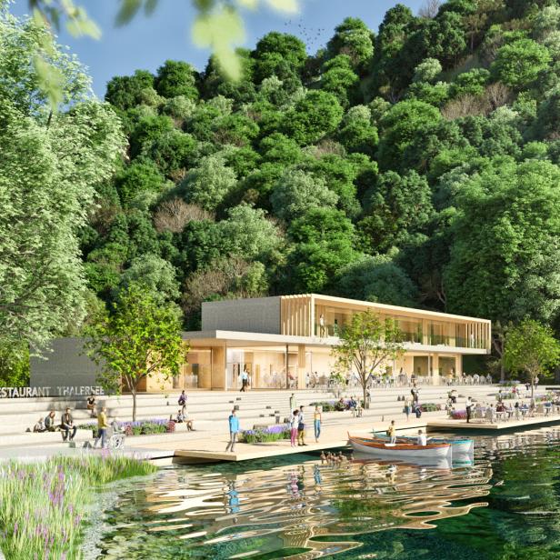 Das Restaurant Thalersee liegt an einem Seeufer mit vielen Menschen.