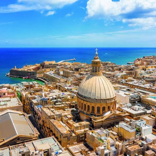 Luftaufnahme von Valletta, Malta, mit der Kuppel der Karmeliterkirche im Vordergrund.