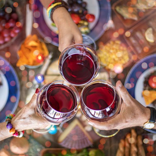 Familie stößt bei einem festlichen Abendessen mit Rotwein an.