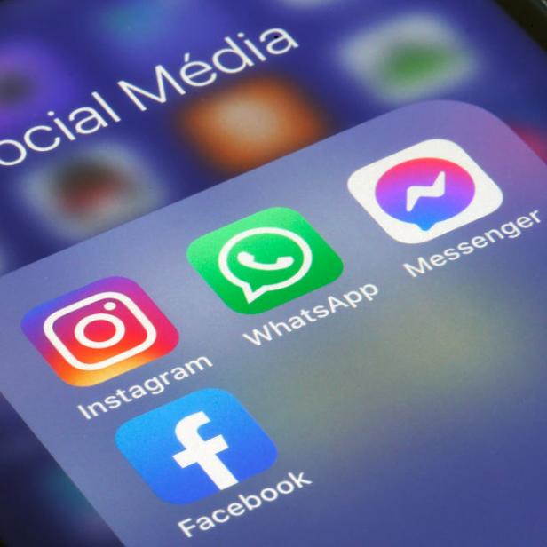 Nahaufnahme eines Smartphone-Bildschirms mit Icons von Instagram, WhatsApp, Facebook und Messenger.
