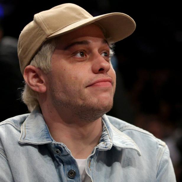 Pete Davidson mit blonder Kurzhaarfrisur und beiger Kappe.