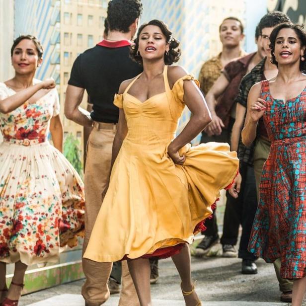 Szene aus dem Film „West Side Story“ mit tanzenden Frauen in farbenfrohen Kleidern.